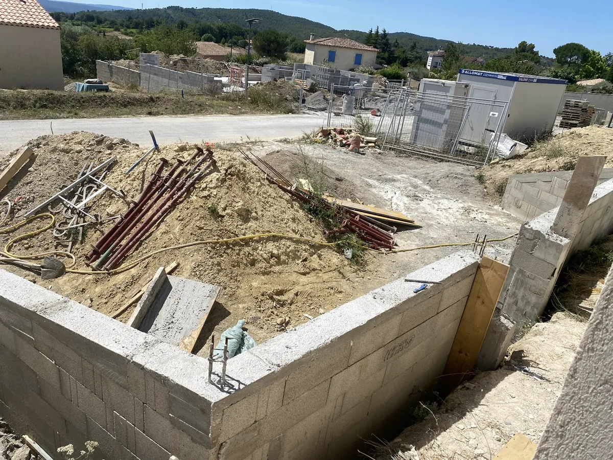 Murs en parpaing montés sur fondations, chantier en cours