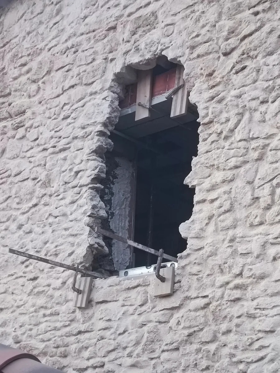 Ouverture percée dans un mur en pierre pour une nouvelle fenêtre