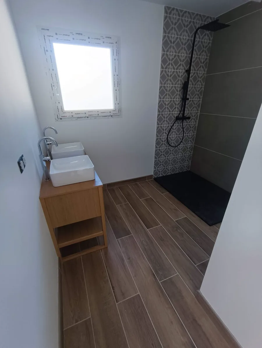 Salle de bain rénovée avec douche à l'italienne