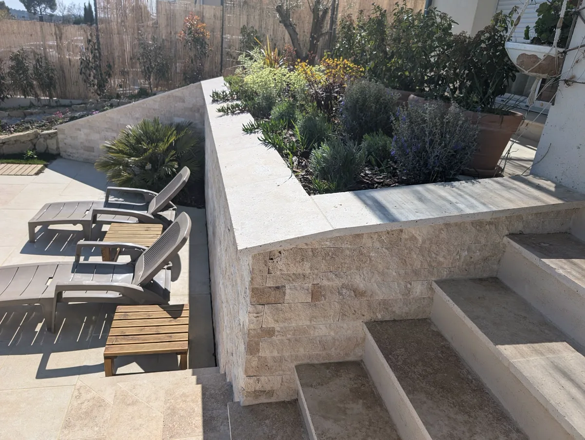 Terrasse avec jardinière en travertin et emmarchements